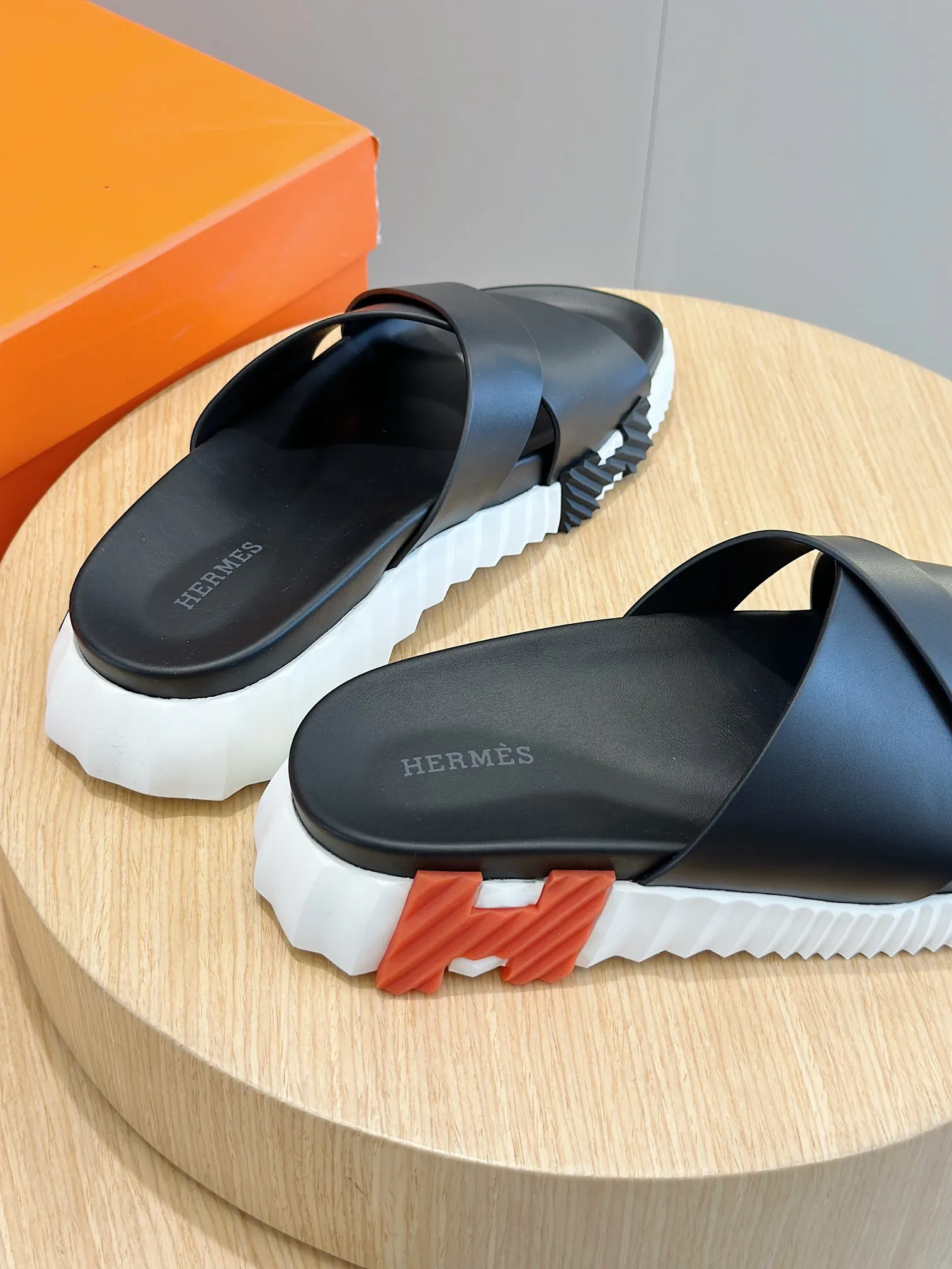 [HERMÈS] Top men's shoes 💰: 340💰 Size: 39-44 (38.45 46 custom-made) Herme*H Home Hermès Men's Sandals and Slippers - Original Replica Purchase the original version and make it one to one, the outsole is privately modeled, and the outsole color corresponding to each color is the same as the original version. Come to those who know the stuff 💪 The ultra-light soles are designed in contrasting colors, and they feel so comfortable on your feet! Calfskin, cowhide feet, private mold outsole.